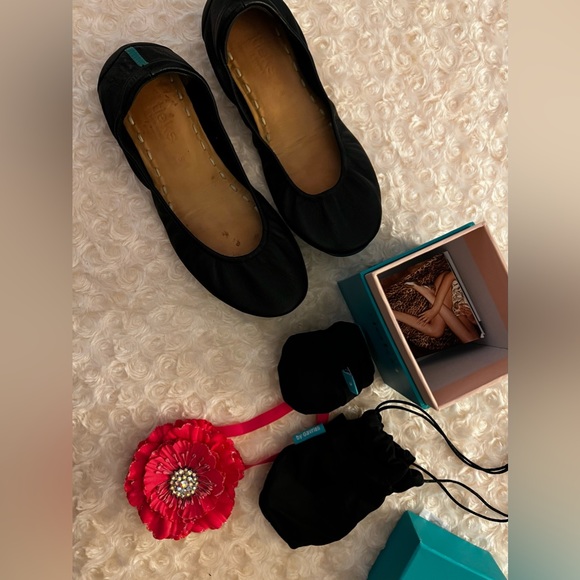 Tieks, size 7, (Tieks do not come in half sizes).Only worn x3. - Picture 3 of 5